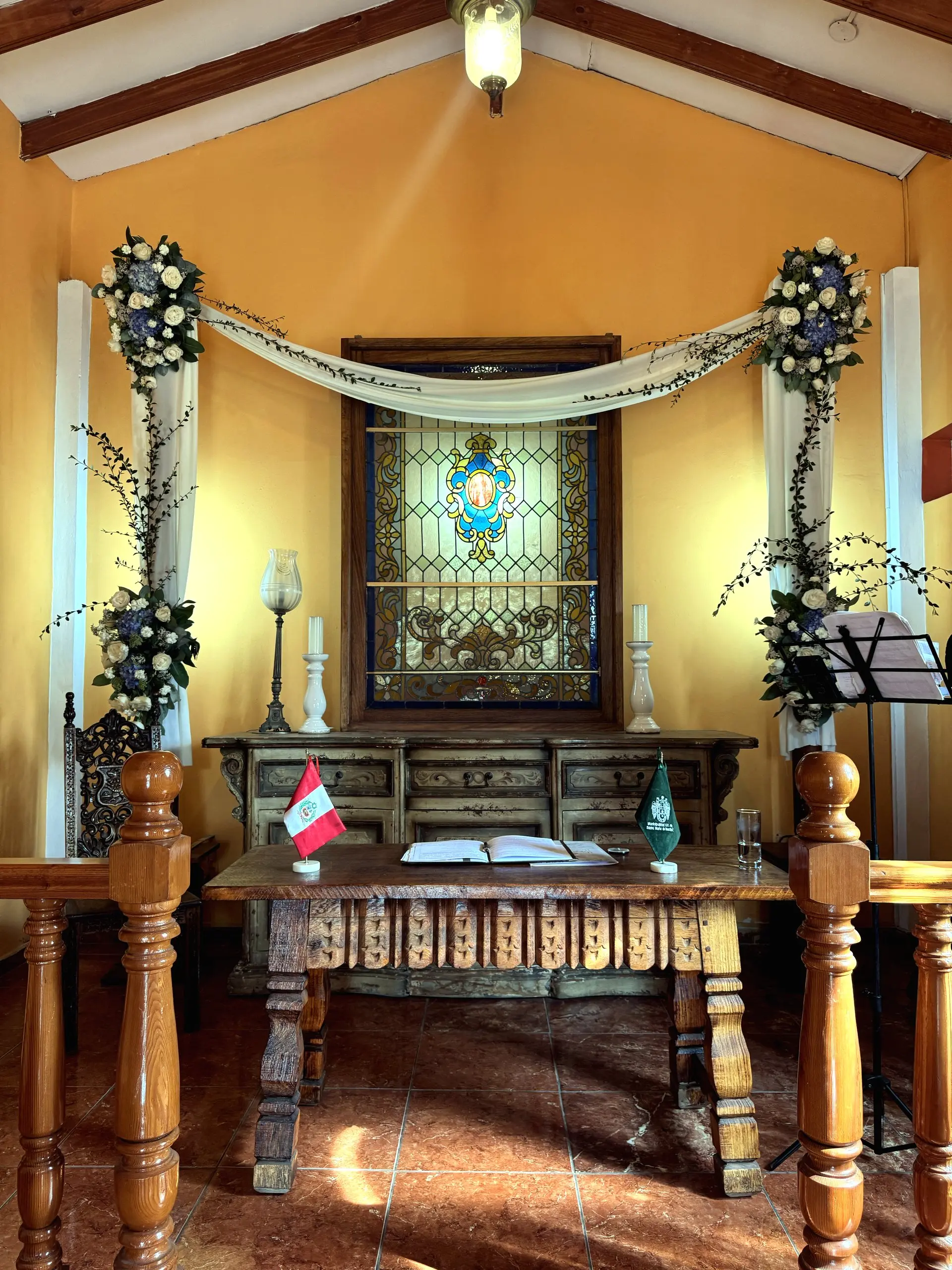 Capilla con campanario y entrada principal de Casa Villa Marlene