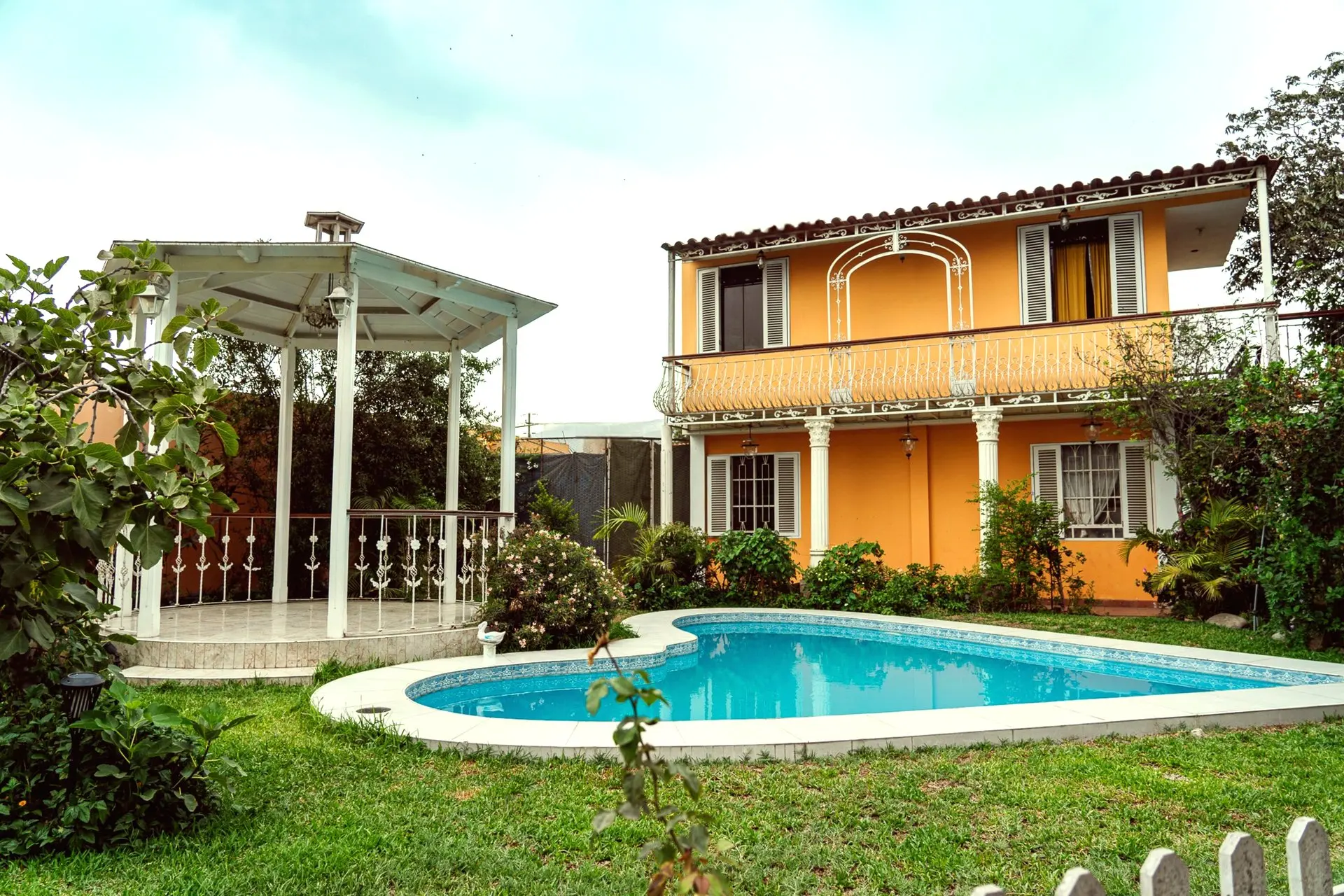 Glorieta blanca, piscina y pérgola de madera con decoración vintage de Casa Villa Marlene