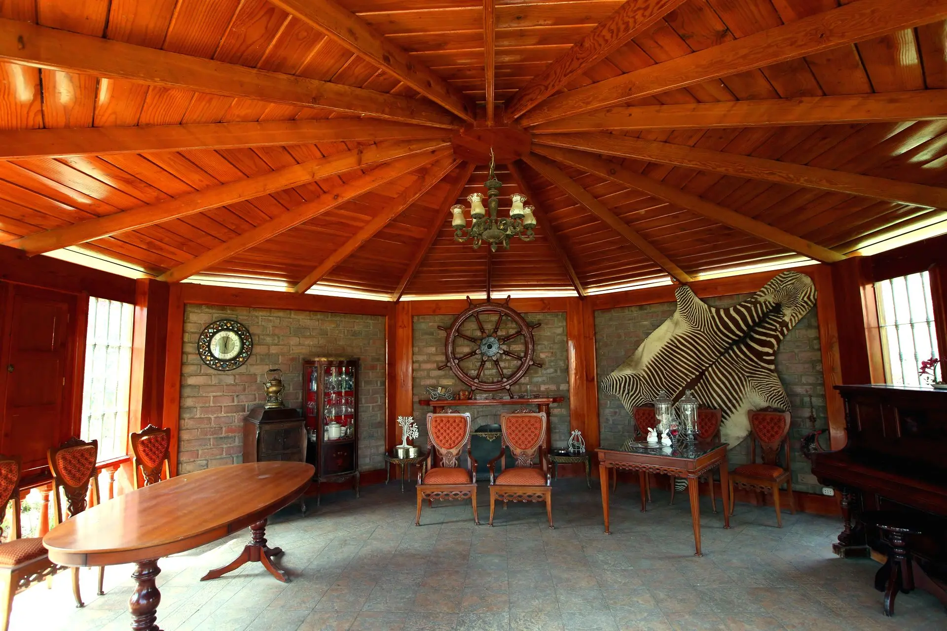 Salón vintage con cartel decorativo y mobiliario antiguo de Casa Villa Marlene